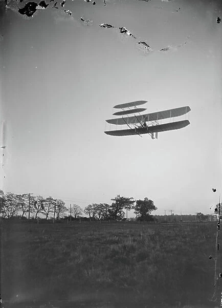 Orville Wright on Flight 46 at Huffman Prairie, Dayton, Ohio, 1905 (b / w photo)
