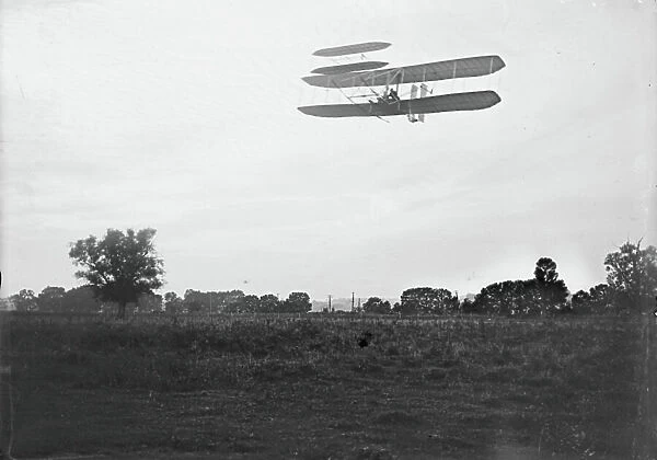 Orville Wright flying at a height of about 60 feet on flight 41 at Huffman Prairie, Dayton, Ohio, September 29th 1905 (b / w photo)