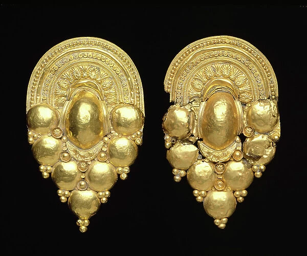 Pair of 'a grappolo' type earrings, late 5th to 4th centuries BC (gold)