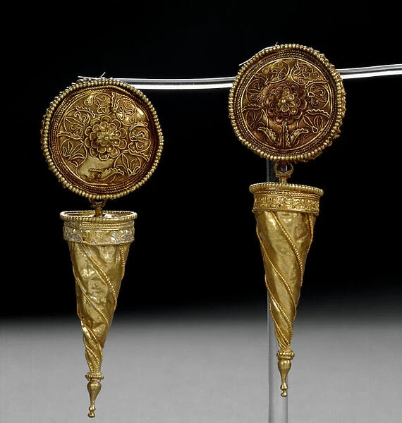 Pair of disc earrings with conical pendant, end 4th-beginning 3rd century BC (gold, mould