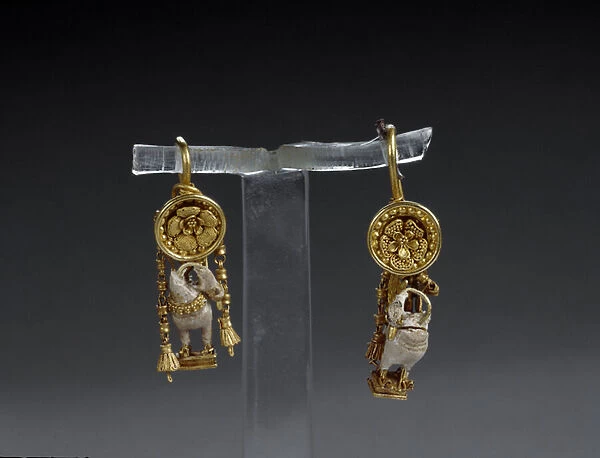 Pair of earrings decorated of flowers and birds. End 2nd-beginning 1st century BC (gold