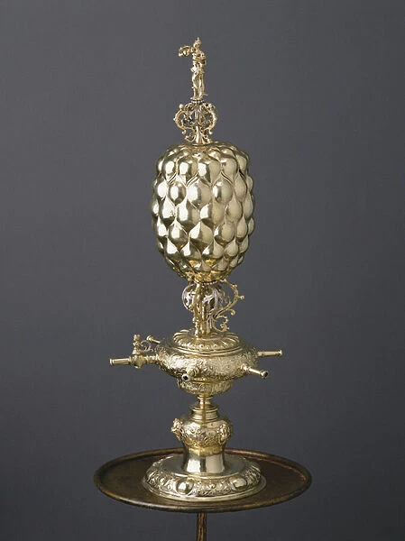 Parcel-gilt trick drinking cup, c. 1630 (gold & vermeil)