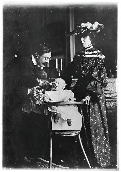 Paul Valery (1871-1945) his wife Jeannie Gobillard (1877-1970) and their child, 1904 (b / w photo)