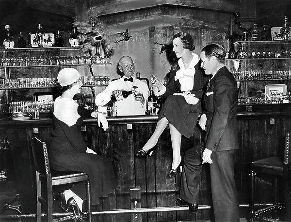 People in a 'Speakeasy' bar on 24th street, New York, USA, 1932 (b / w photo)