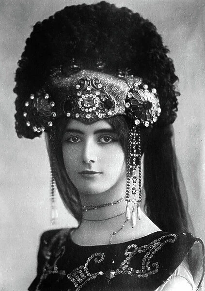Portrait of the French dancer Cleo de Merode (1875-1966), photography around 1900
