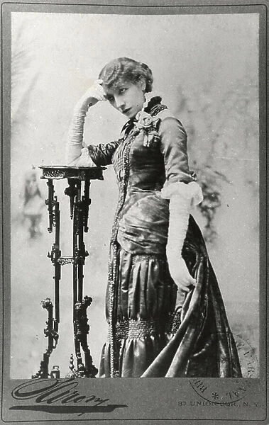 Portrait of Sarah Bernhardt (1844-1923) taken in the United States (b / w photo)