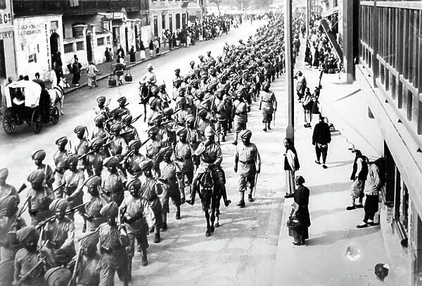 Punjab Regiment Marching down Nanking Road, Shanghai, 1900 (b / w photo)