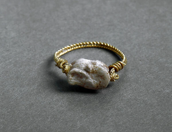 Ring with revolving stone. End 3rd -beginning 2nd century BC (gold, whitish pink agate)