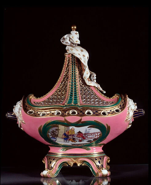 Rotten pot in the shape of a matte vessel from the bedroom of Madame de Pompadour also
