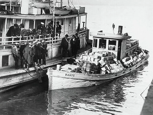 Rumrunner « Dante » anchored at the wharf with alcohol aboard and guarded by prohibition agents, New Orleans, USA, 1925 (b / w photo)