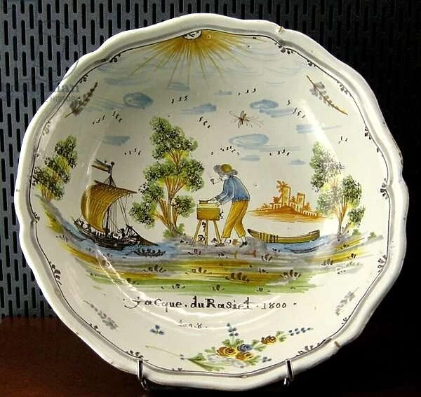 Salad bowl depicting a craftsman and boats on the Loire, Nevers, 1800 (ceramic)