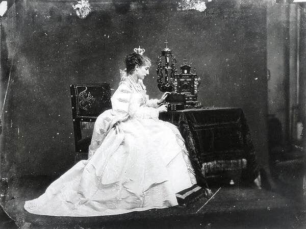 Sarah Bernhardt (1844-1923) in the role of Marie de Neubourg in Ruy Blas by Victor Hugo (1802-85) c. 1872 (b / w photo)