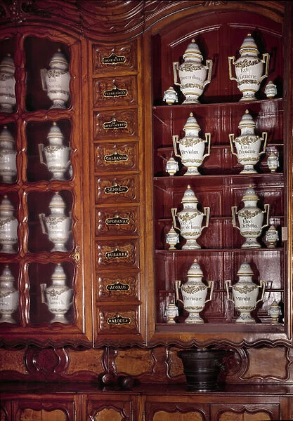 Showcase and pots of apothecary in faience. 17th century Macon, Hotel Dieu