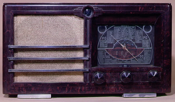 Sonora CR2 radio receiver with 5 valves, 1939 (bakelite)