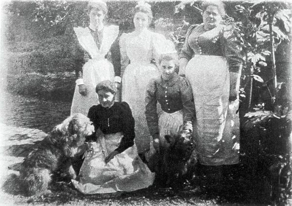 Sophia Farrell and maids, 1899 (b  /  w photo)