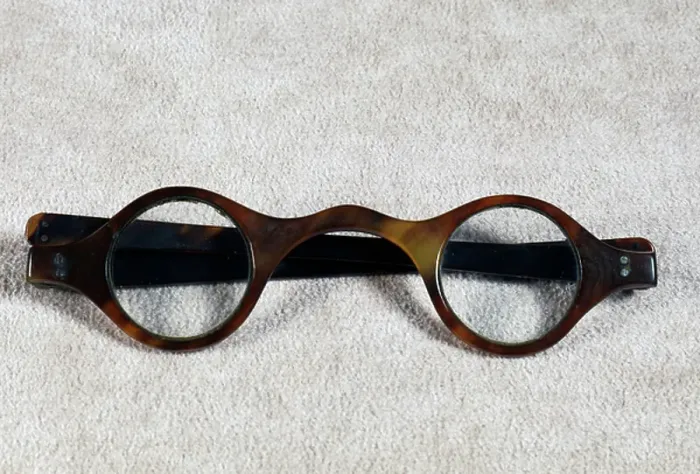 Framed Print : Spectacles in tortoise shell and temple arms in tortoise shell, France, mid-19th century