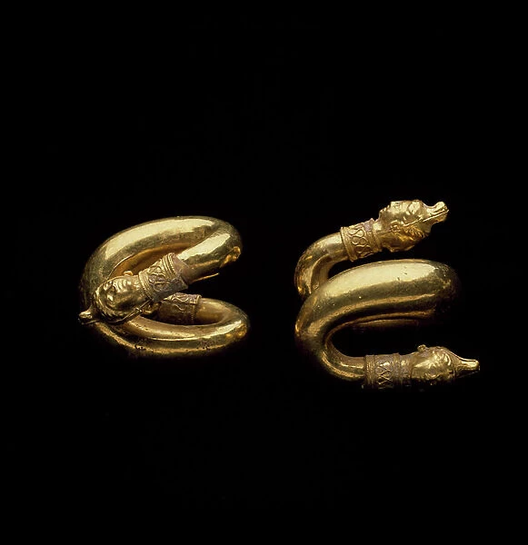 Spiral earrings, late 4th century B. C (gold, filigree)