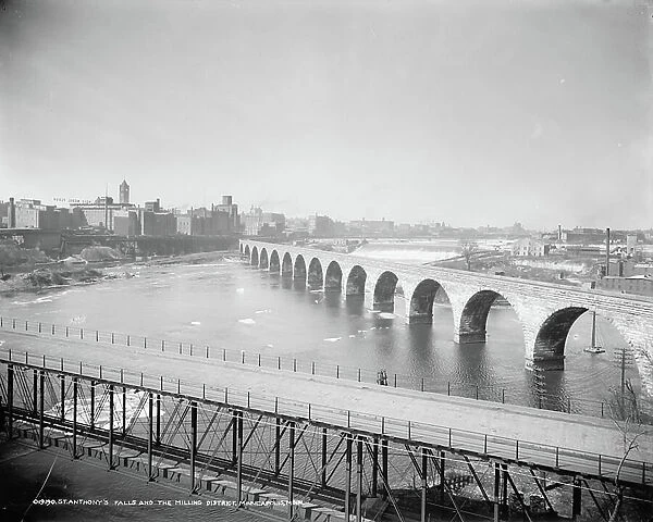 St. Anthony Falls and the milling district, Minneapolis, Minn. 1900-1906 (b / w photo)