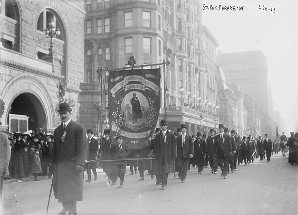 St. Patricks Day Parade on Fifth Avenue, New York, 1909 (b  /  w photo)
