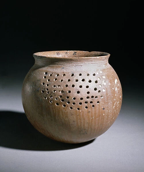 Strainer, Amlash, Marlik in the northern Iranian Gilan mountains (pottery)