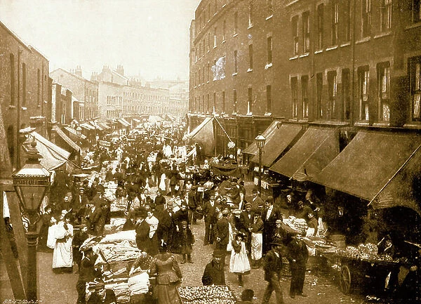 Sunday Morning scene, Petticoat Lane Market, London c. 1900 (b / w photo)