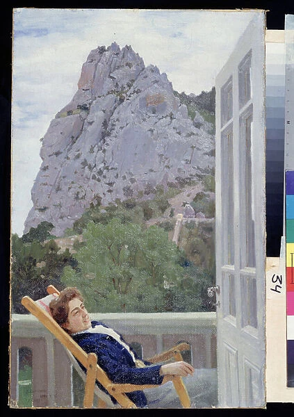 Sur la Terrasse (On the Veranda). Une femme assise dans une chaise longue (chaise-longue) se repose sur la terrasse de sa maison de campagne au pied d une montagne