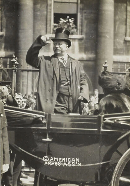 Theodore Roosevelt salutes crowd (b / w photo)