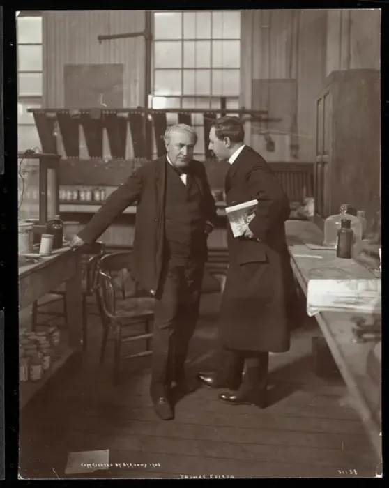 Framed Print : Thomas Edison and an interviewer in his laboratory, 1906 (silver gelatin print) Framed Print : Thomas Edison and an interviewer in his laboratory, 1906 (silver gelatin print)