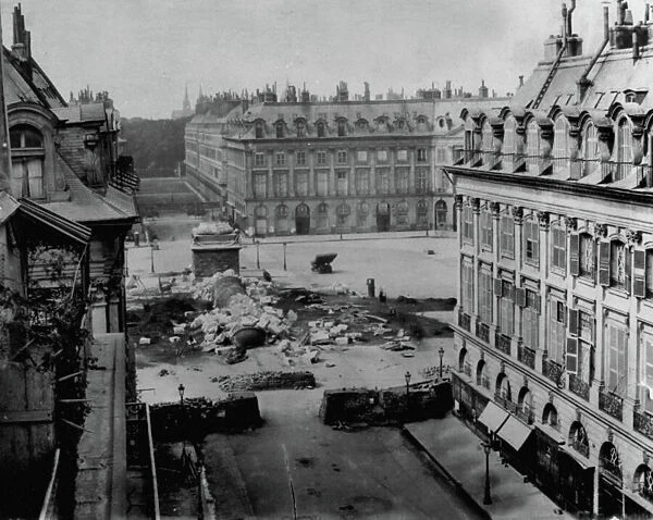 Toppling of the Colonne Vendome during the Paris Commune of 1871 (b / w photo)