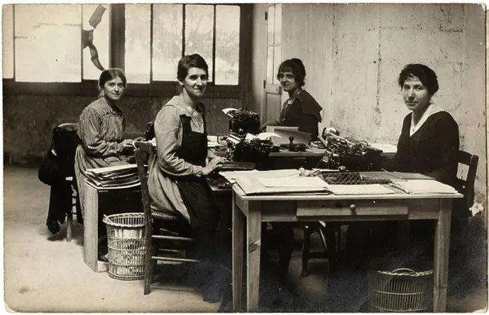 Framed Print : The typists in front of their writing machine Framed Print : The typists in front of their writing machine