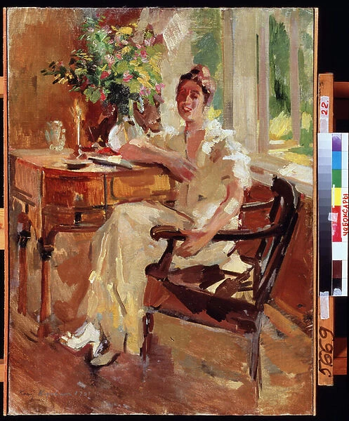 Une femme dans un fauteuil (A Lady in a Armchair). Portrait d une jeune femme gaie, accoudee a son bureau, avec un bouquet de fleurs. Peinture de Konstantin Alexeyevich Korovin (Constantin Korovine) (1861-1939), huile sur toile, 1921