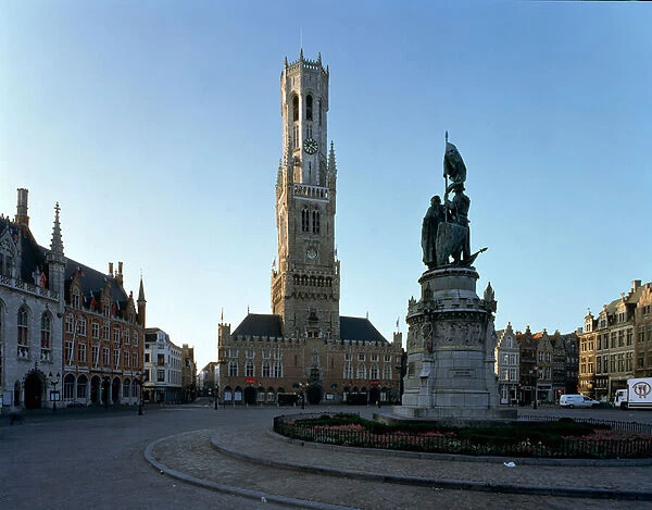 View of the Belfry, the Halle and the Main Square (photo)