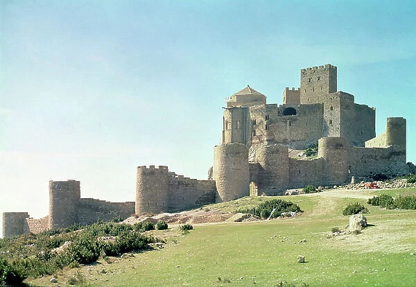 View of the castle, 11th-13th century (restored) (photo)