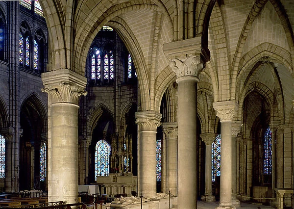 View of the columns and vaulting in the ambulatory (photo)
