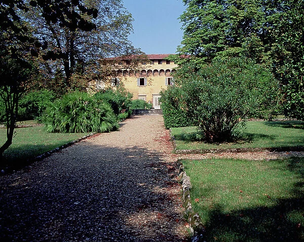 View of the facade from the front garden, designed for Cosimo il Vecchio (1389-1464) by Michelozzo di Bartolommeo (1396-1472) (photo)