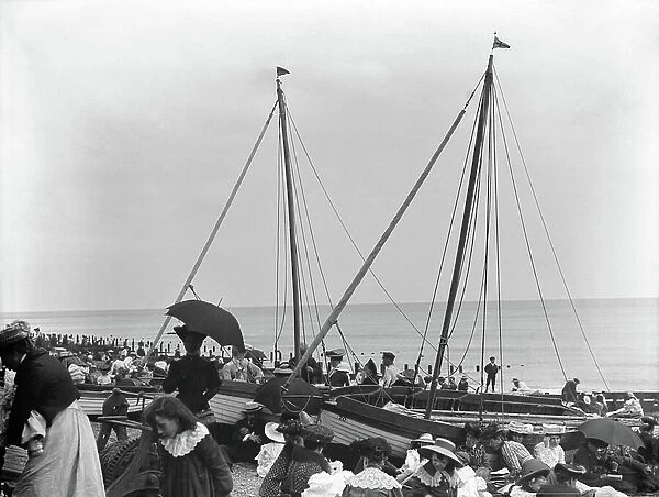 View of Felixstowe beach (England), during vacationers trips to the sea, c.1906 (b / w photo)