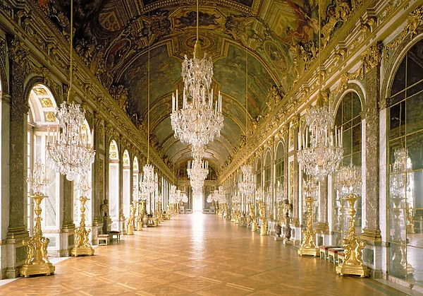 View of the Hall of Mirrors (Galerie dese Glaces) in the Versailles Castle (photo)