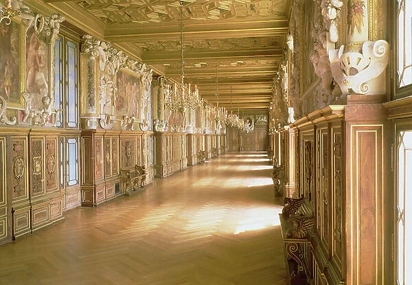 View down the length of the Gallery of Francis I, 1530-40 (photo)