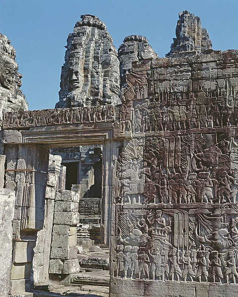 View of a wall of the Temple of Bayon with carved reliefs (photo)