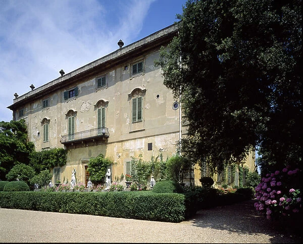 View of the western facade of the Villa La Pietra (photo)