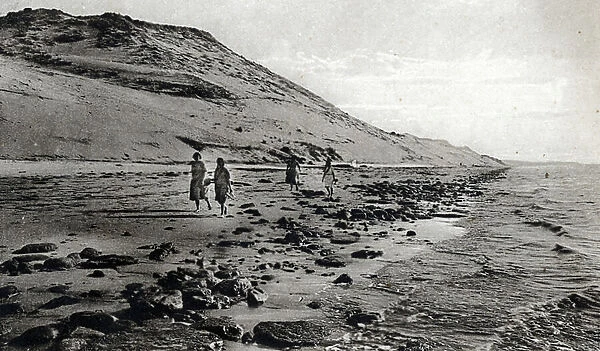 Walk in the Arcachon Basin along the Dune du Pilat, Silver Coast, Gironde, 1930 (b / w photo)