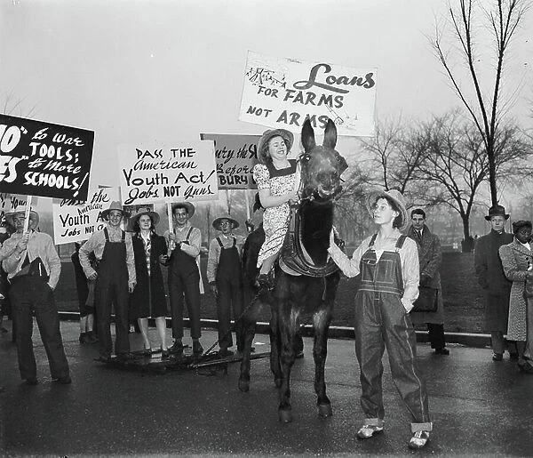 War Protesters, Washington DC, USA, 1940 (b / w photo)