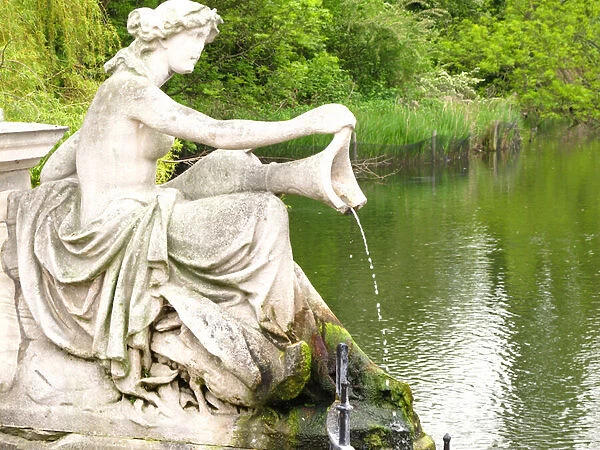 Water nymph, detail of a fountain in the Italian Garden, 1861 (photo)