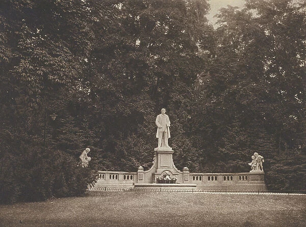 Wiesbaden, Gustav-Freytag-Denkmal in den Kuranlagen (b / w photo)