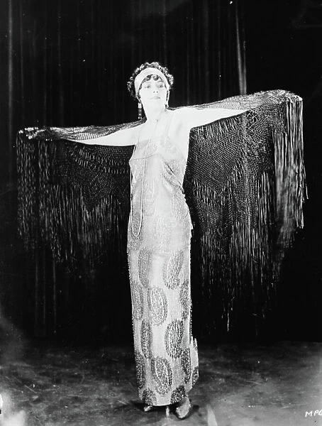 Winifred Bryson, c. 1910-15 (b / w photo)