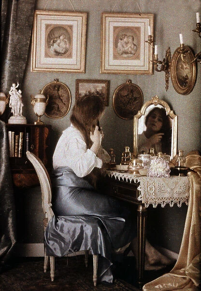 Woman with her toilet - autochrome by G. Henry, v. 1910