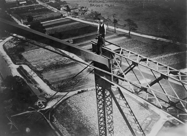 Working on top of Blackwells Island bridge, 1907 (b  /  w photo)