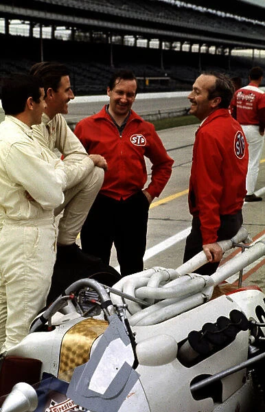 1966 Indianapolis 500. Indianapolis, Indiana, USA. 30th May 1966. Colin Chapman chats with Jackie Stewart and Graham Hill (both Team John Mecom). World Copyright - Dave Friedman  /  LAT Photographic. Ref: Digital File Only
