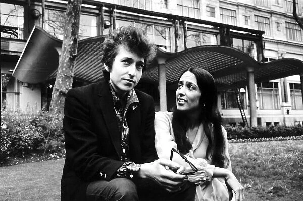 Bob Dylan singer songwriter with Joan Baez American folk singer famous for protest songs
