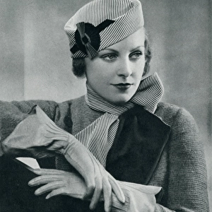 Woman wearing pillbox hat 1933